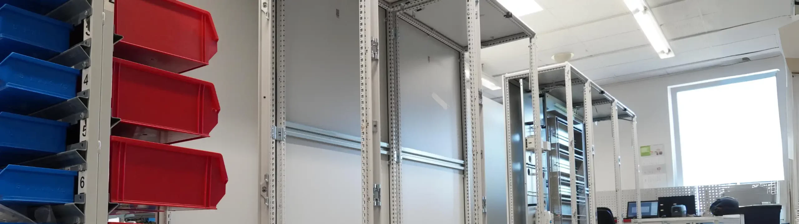 Serverraum mit Regalen und IT-Infrastruktur bei Krayer Systemtechnik.