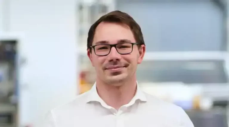 Mitarbeiter von Krayer Systemtechnik in Büroumgebung.