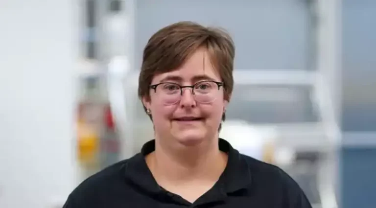 Mitarbeiterin bei Krayer Systemtechnik in der Produktion.