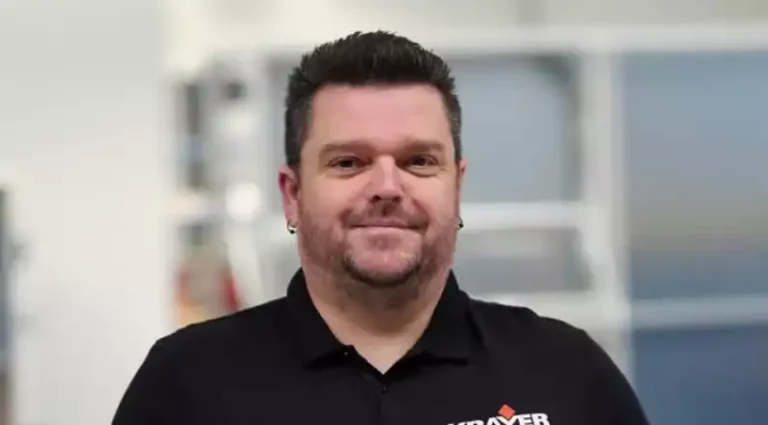 Mitarbeiter von Krayer Systemtechnik in Arbeitsumgebung.
