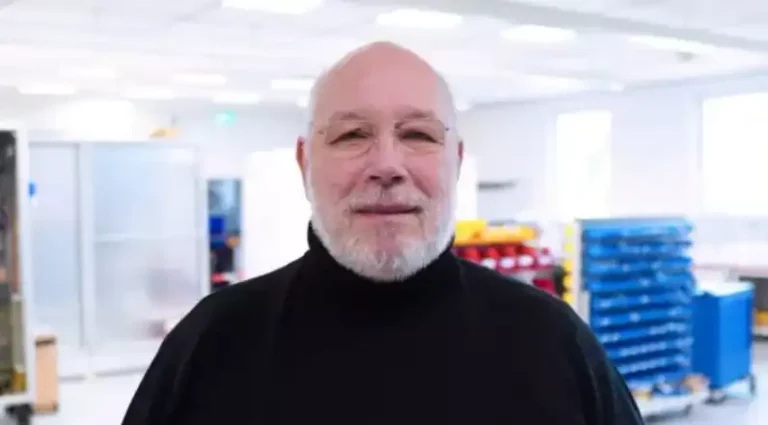 Mitarbeiter bei Krayer Systemtechnik in der Produktion.
