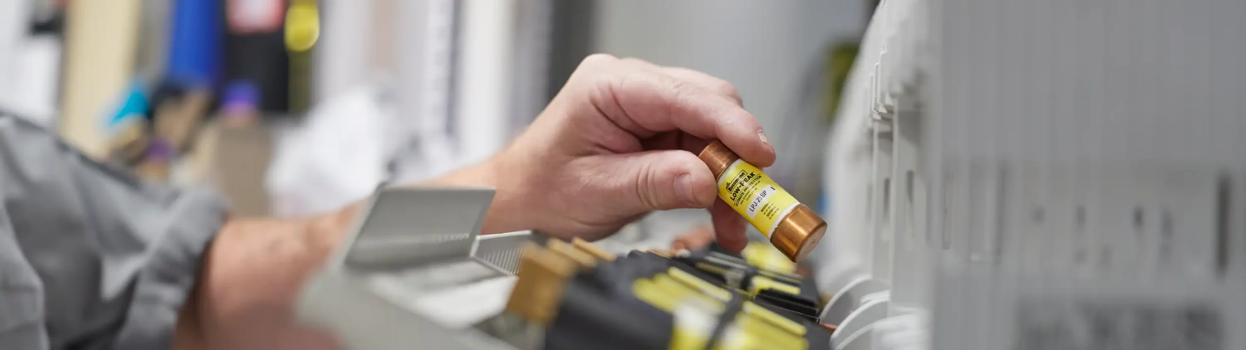Elektriker bei der Montage von elektronischen Komponenten bei Krayer Systemtechnik.