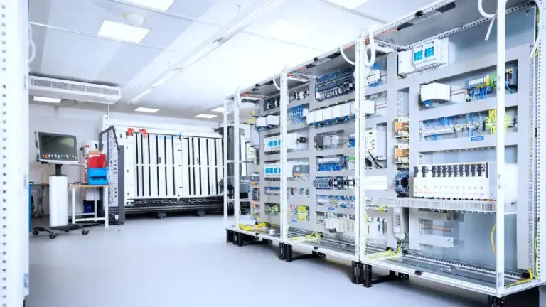 Moderne Steuerungssysteme in der Krayer Systemtechnik Fabrik.