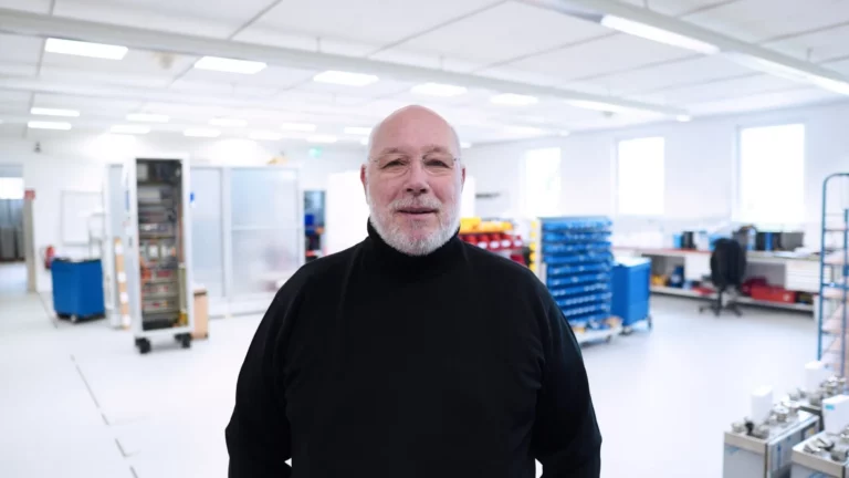 Mitarbeiter in moderner Produktionshalle bei Krayer Systemtechnik.