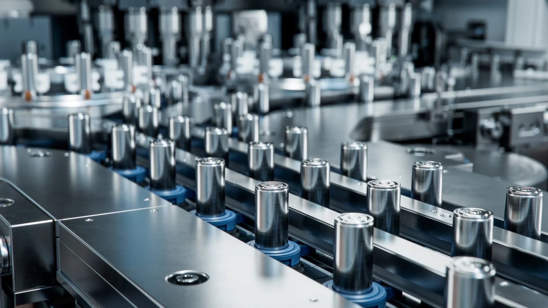 Hochautomatisierte Fertigung in der Automobilindustrie Moderne Produktionslinie mit zylindrischen Bauteilen.