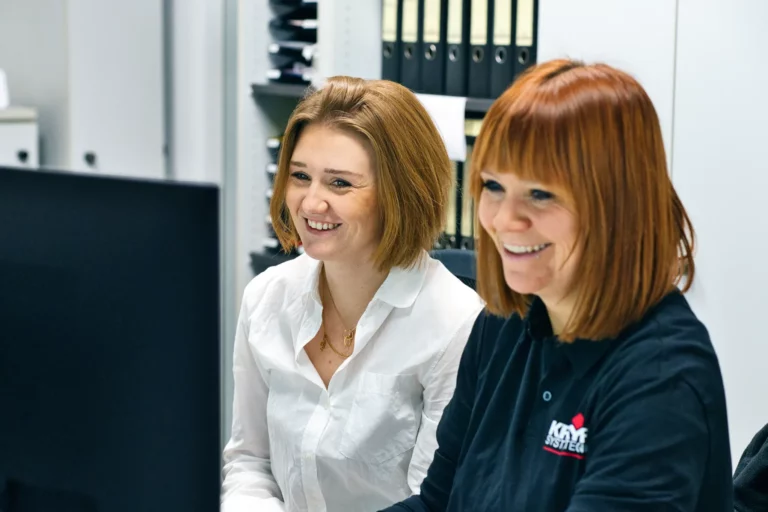 Zwei Frauen arbeiten an einem Computer im Büro bei Krayer Systemtechnik.