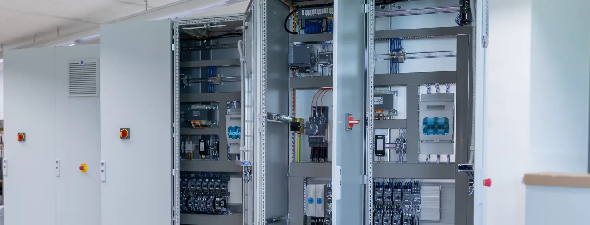 Modulares Steuerungssystem von Krayer Systemtechnik in einer Industrieanlage.
