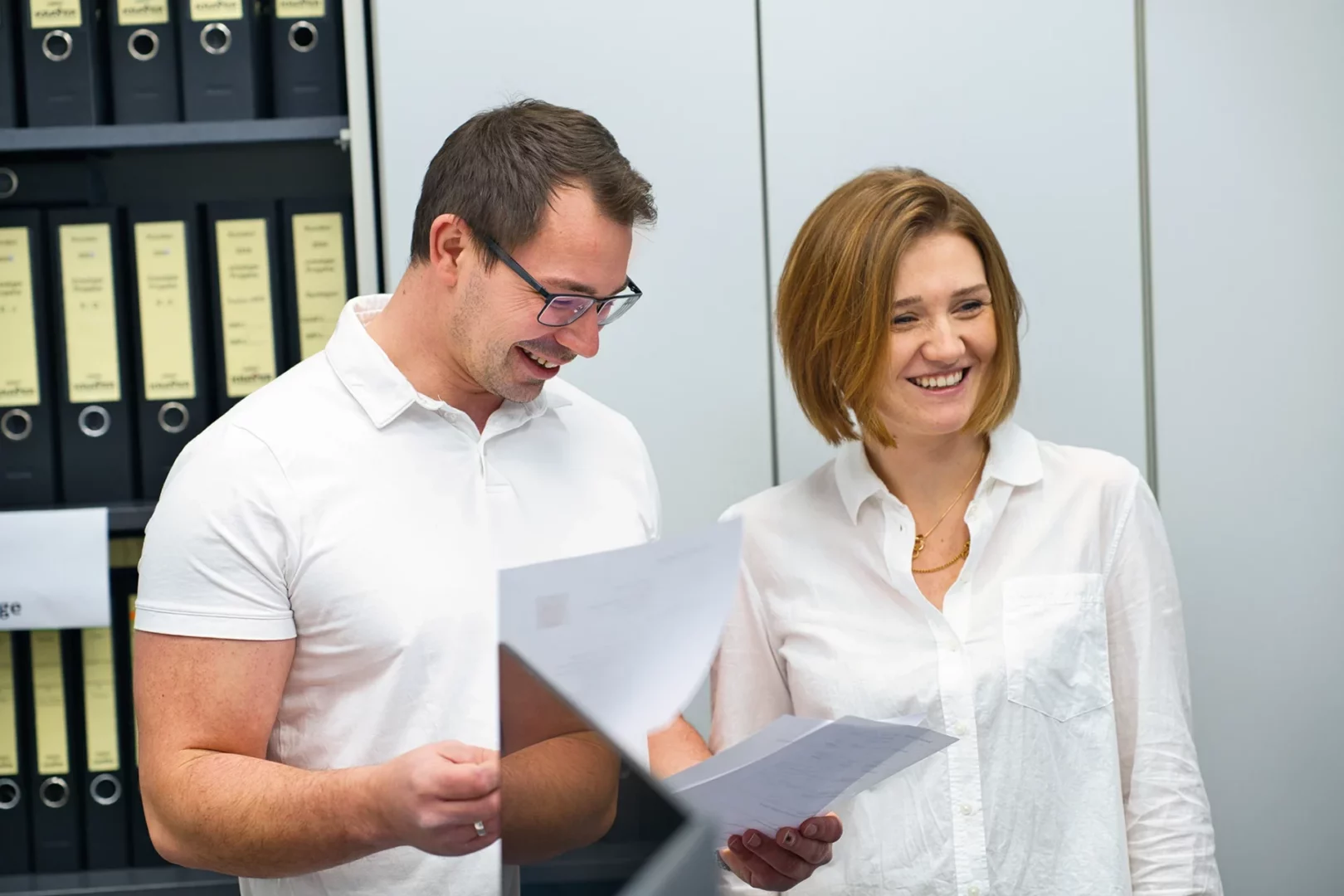 Two employees at Krayer Systemtechnik talking in the office.